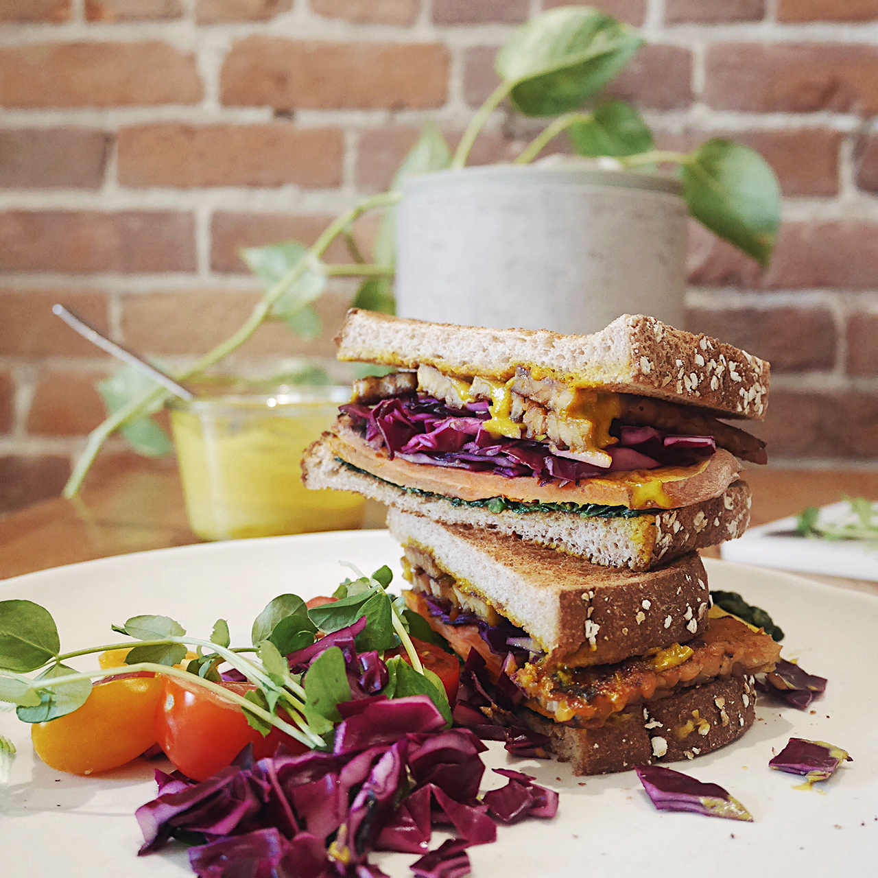 Sandwich gourmand et coloré au tempeh Boulangerie StMéthode