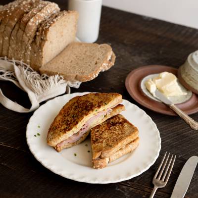 Sandwich pain doré au parmesan, jambon et ciboulette
