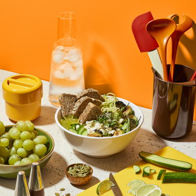 Bol de légumes verts rôtis et pesto