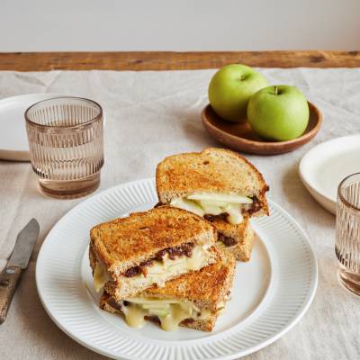 Sandwichs grillés à la pomme verte et au brie & tartinade de raisins secs