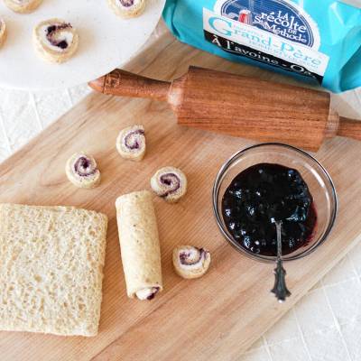 Petits sandwichs roul&eacute;s au fromage &agrave; la cr&egrave;me & &agrave; la confiture de bleuets