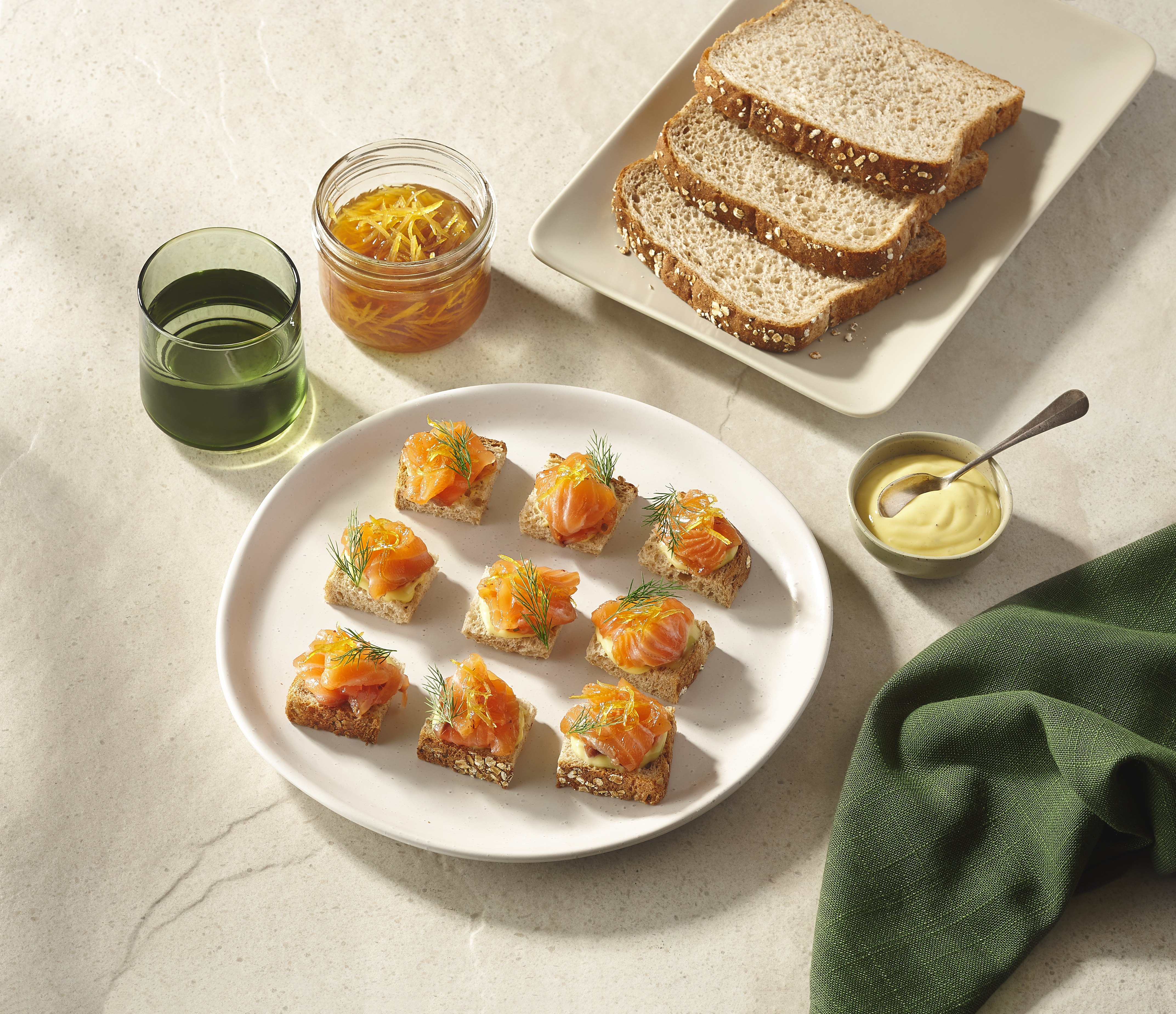 Salmon gravlax canapés with dill and pink peppercorns