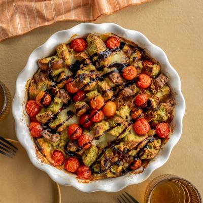 Casserole de pain perdu aux tomates avec pesto, bocconcinis et coulis balsamique 